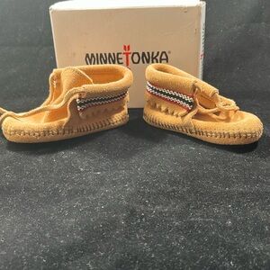 Minnetonka infant moccasins size 4